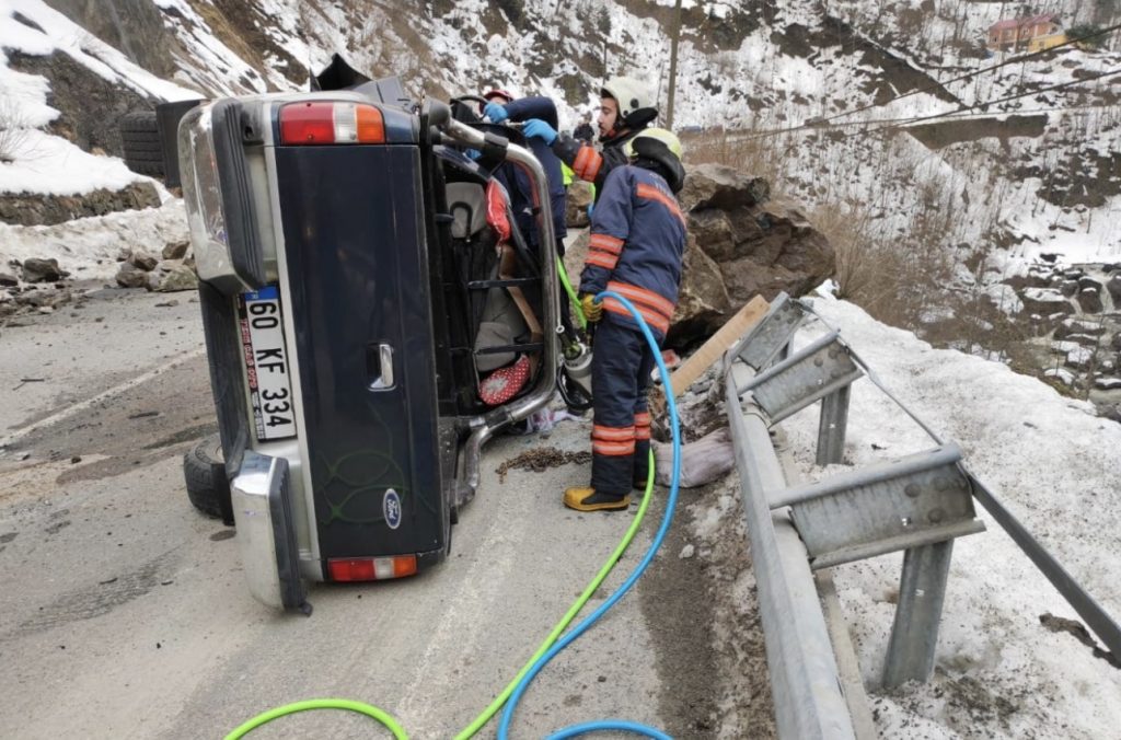 Trabzon’da kamyonetin üzerine kaya düştü, 4 kişi öldü