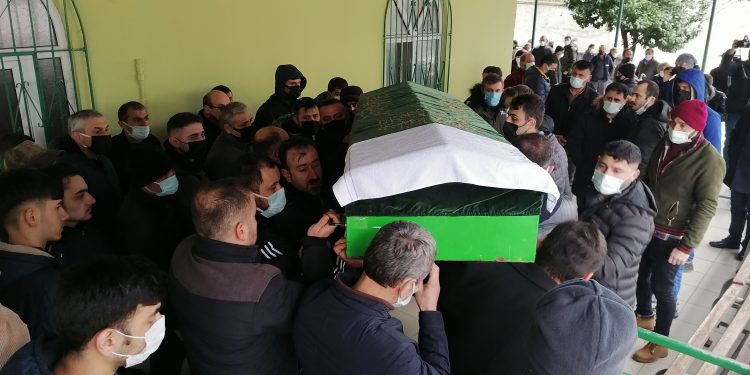 Trabzonspor maçında kalp krizi geçiren Fenerbahçeli taraftar son yolculuğuna uğurlandı