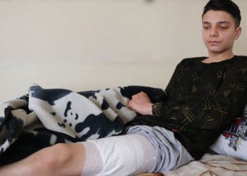 Trafikteki kavgayı ayırmak isteyen lise öğrencisi dövülüp bıçaklandı