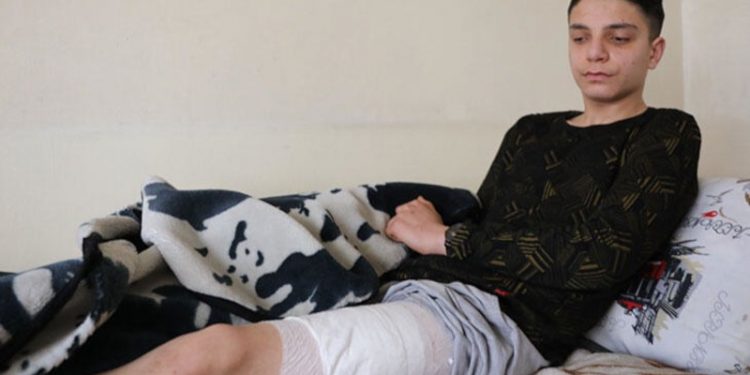 Trafikteki kavgayı ayırmak isteyen lise öğrencisi dövülüp bıçaklandı