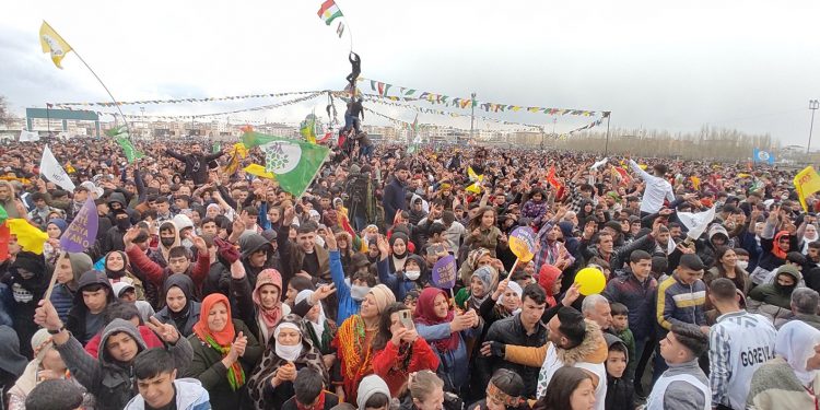 Türkiye’de Newroz coşkusu: Yüzbinlerce kişi alanlarda