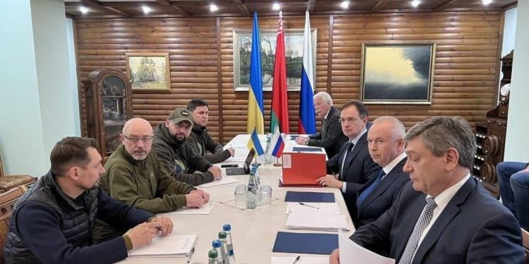 Ukrayna heyeti: Rusya ile müzakerelerde insani yardım koridorları konusunda olumlu gelişmeler oldu