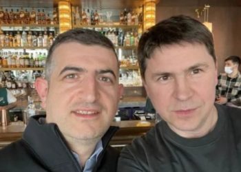 Ukrayna heyetinden yetkili, Haluk Bayraktar ile bar önünde çektiği fotoğrafı apar topar sildi