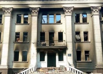 Ukrayna'da 400 kişinin sığındığı tiyatro binası bombalandı