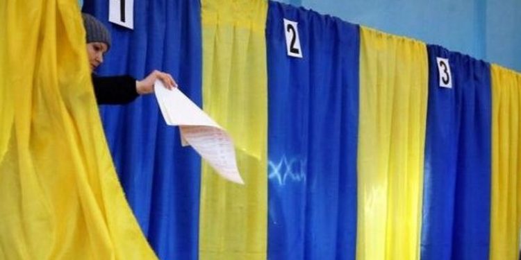 Ukrayna'da bazı siyasi partilerin faaliyetleri askıya alındı