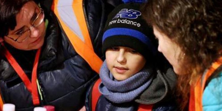 Ukrayna'da iki milyon savaş mültecisinin 800 bininin çocuk olduğu açıklandı