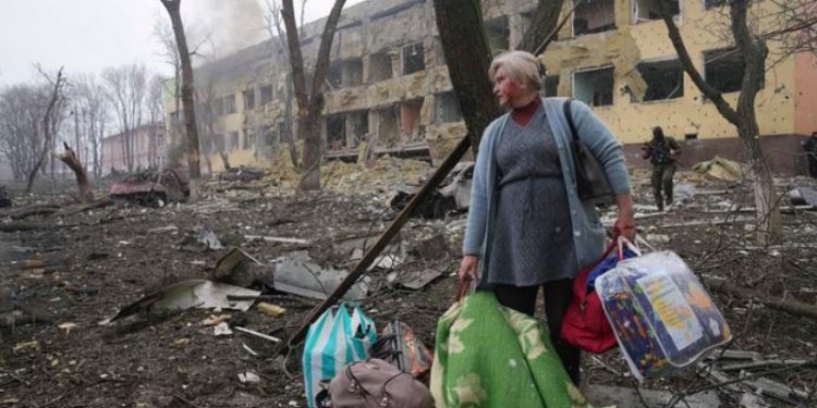 Ukrayna'da siviller ateş altında savaştan kaçıyor