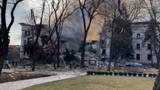 Ukrayna'da tiyatro binası vuruldu, taraflar birbirini suçladı