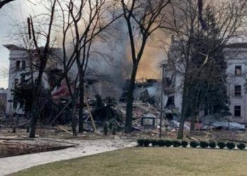 Ukrayna'da tiyatro binası vuruldu, taraflar birbirini su&ccedil;ladı