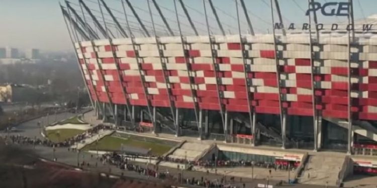 Ukraynalılar, Polonya kimlik numarası almak için uzun kuyruklar oluşturdu