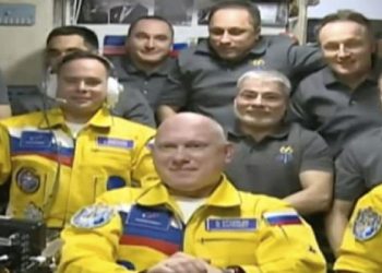 Uluslararası Uzay İstasyonu'na giden Rus kozmonotlar, Ukrayna bayrağının renklerini taşıyan uçuş tulumları giydi