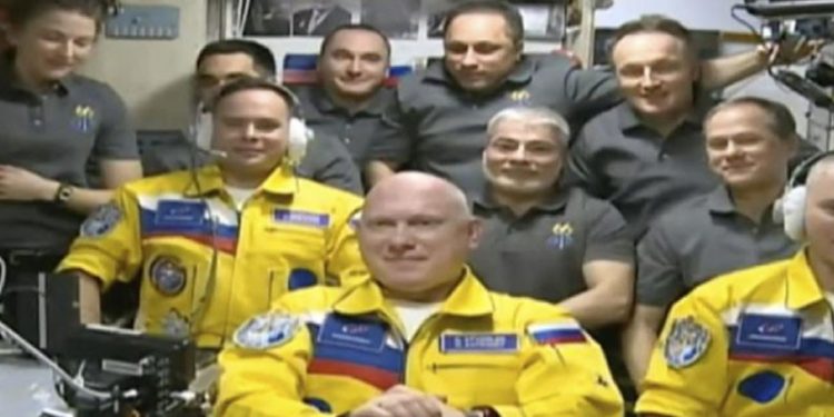 Uluslararası Uzay İstasyonu'na giden Rus kozmonotlar, Ukrayna bayrağının renklerini taşıyan uçuş tulumları giydi