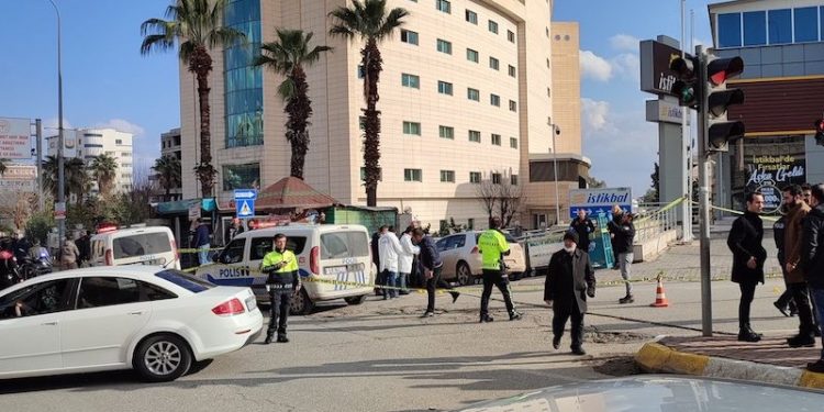 Urfa'da KOM'da görevli iki polis ağır yaralandı