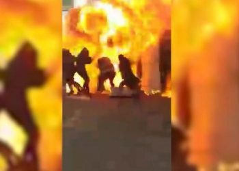 Urfa'da devrilen TIR alev aldı: 3 yaralı