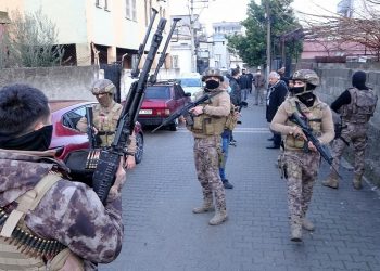 Uzun namlulu silahlarla evi basılan sınıf öğretmenine İstanbul Emniyeti’nde işkence iddiası