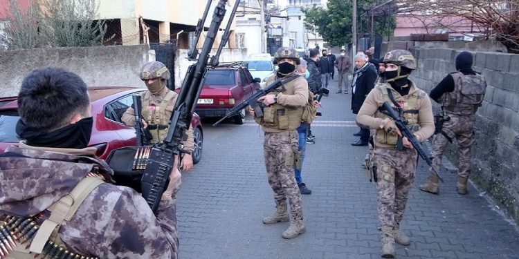 Uzun namlulu silahlarla evi basılan sınıf öğretmenine İstanbul Emniyeti’nde işkence iddiası