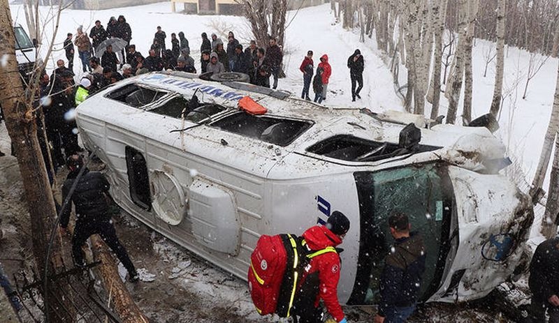 Van'da yolcu minibüsü devrildi: 12 yaralı