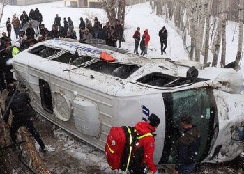 Van'da yolcu minibüsü devrildi: 12 yaralı