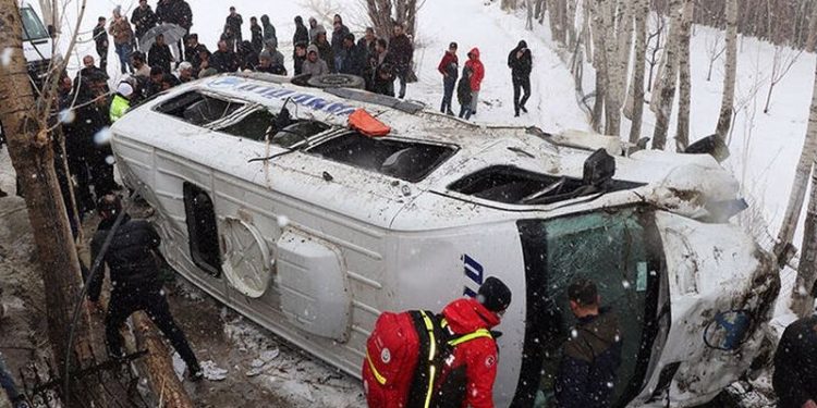 Van'da yolcu minibüsü devrildi: 12 yaralı