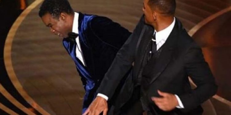 Will Smith özür diledi