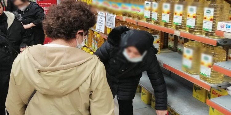 Yurttaşın gündemi yağ oldu: Marketlerde 5 litrelik ayçiçeği yağı tükendi