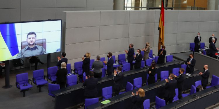 Zelenski, Alman Parlamentosu'nda Reagan'a atıfta bulundu: Sayın Başbakan Scholz, bu duvarı yok edin