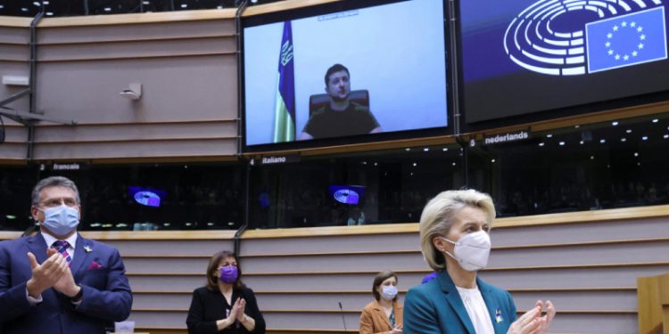 Zelenski, Avrupa Parlamentosu'na seslendi: Rusya çocukları hedef alıyor; AB bizimle olduğunu kanıtlamalıdır