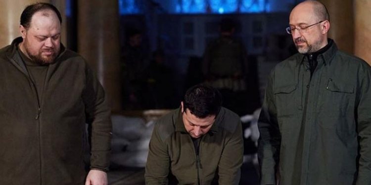 Zelenskiy, Ukrayna'nın AB'ye katılımı için başvuru dilekçesini imzaladı