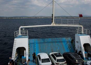 &Ccedil;anakkale feribot hattında sefer sayıları azaltılmıştı; firmadan geri adım!