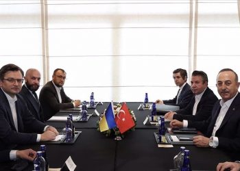 Çavuşoğlu, üçlü görüşme öncesi Ukrayna Dışişleri Bakanı Kuleba ile buluştu