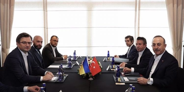Çavuşoğlu, üçlü görüşme öncesi Ukrayna Dışişleri Bakanı Kuleba ile buluştu