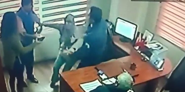 Ödeyemediği faturaları için yardım istedi; darp edildi, dışarı atıldı