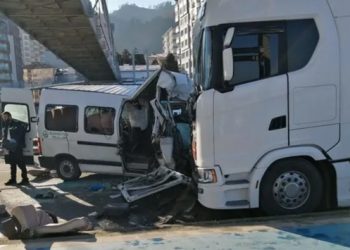 &Ouml;ğrenci servisi park halindeki tıra &ccedil;arptı: 1 &ouml;l&uuml;, 13 yaralı