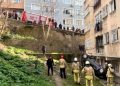Üsküdar'da apartmanın bahçesine otomobil düştü