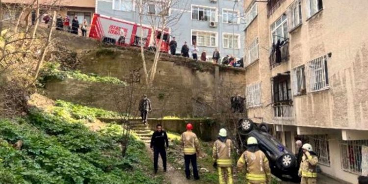 Üsküdar'da apartmanın bahçesine otomobil düştü
