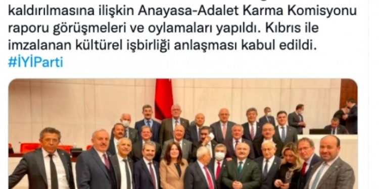 İYİ Parti'li vekillerden kaldırılan dokunulmazlık ardından hatıra fotoğrafı