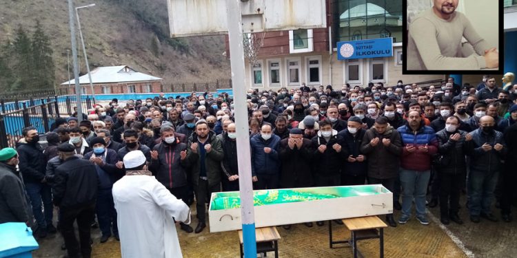 İhraç öğretmenin tabutu musalla taşı yerine sıraya kondu! Ders verdiği okulda cenaze namazı kılındı