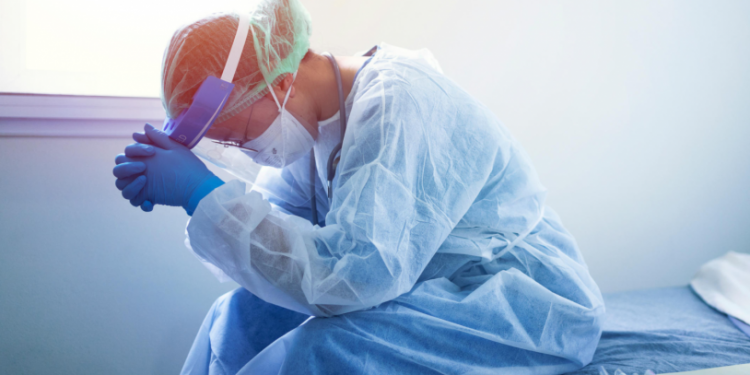 İktidarı bu kez Yeni Şafak yazarı uyardı: 'Birçok doktorla konuştum, durum vahim'