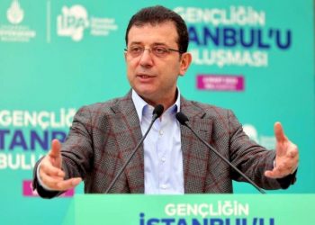 İmamoğlu: Birkaç kişiyle yüzmek yerine gençlerle bu alanda bulunmanın garip ironisini yaşıyorum