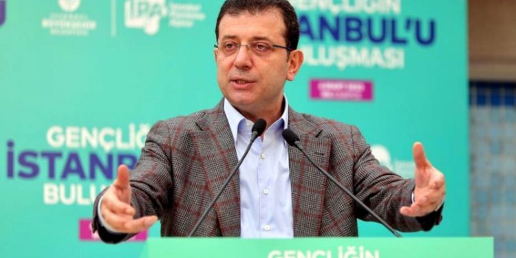 İmamoğlu: Birkaç kişiyle yüzmek yerine gençlerle bu alanda bulunmanın garip ironisini yaşıyorum