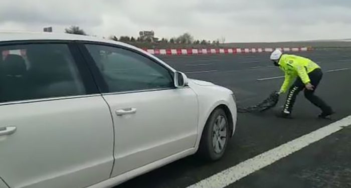 İnanılmaz görüntüler; polis, Semra Kuytul’un otomobilinin önüne kapan attı!