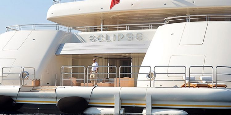 İngiltere, Rus Abramovich'in mal varlığını dondurdu, Chelsea'nin satışı askıya alındı