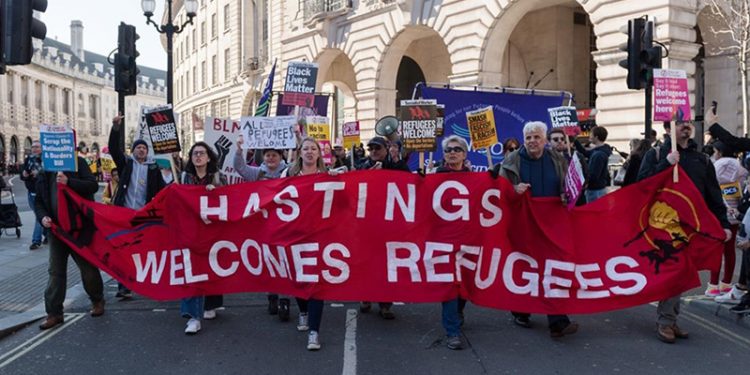İngiltere ve Fransa’da halk ırkçılığa karşı sokağa indi