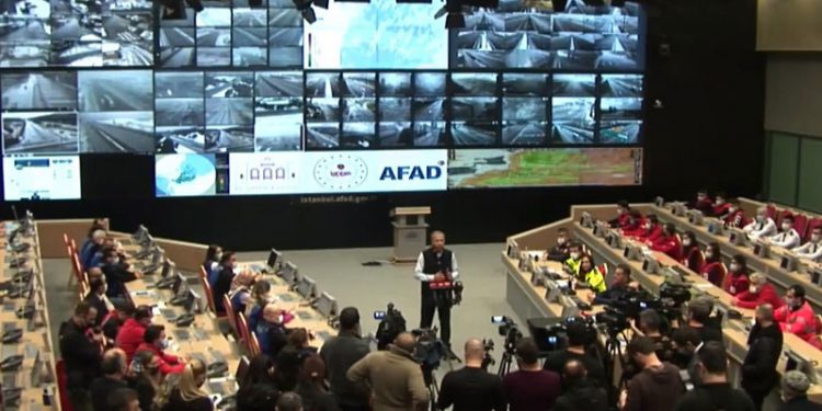 İstanbul Valiliği'nden iki yeni karar: Kamu çalışanlarının idari izini uzatıldı; motosiklet ve elektrikli scooterların trafiğe çıkışı yasaklandı