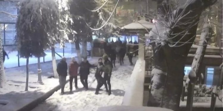 İstanbul’da kartopu savaşı 6 kişinin yaralandığı silahlı kavgaya dönüştü