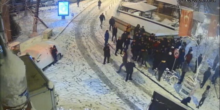 İstanbul’da kartopu savaşı silahlı kavgaya dönüştü: 6 yaralı