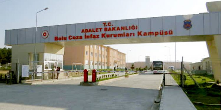 İstihbarat polisleri, cezaevlerinde cirit atıyor!