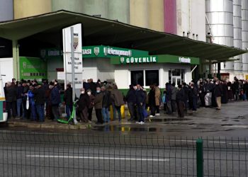 İzmir TMO'da yağ kuyruğu: 'Bakan 'var' dedi geldik, yok; niye yalan söylüyorlar?