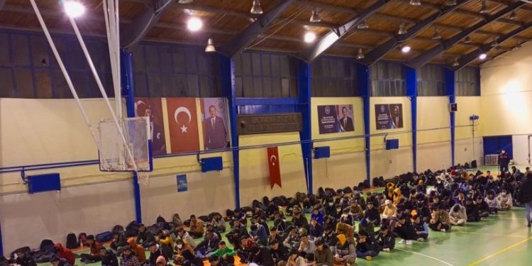 İzmir'de 666 düzensiz göçmen yakalandı.