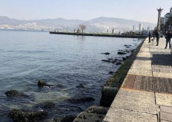İzmir'de deniz suyu seviyesi düştü, iskele kapatıldı!
